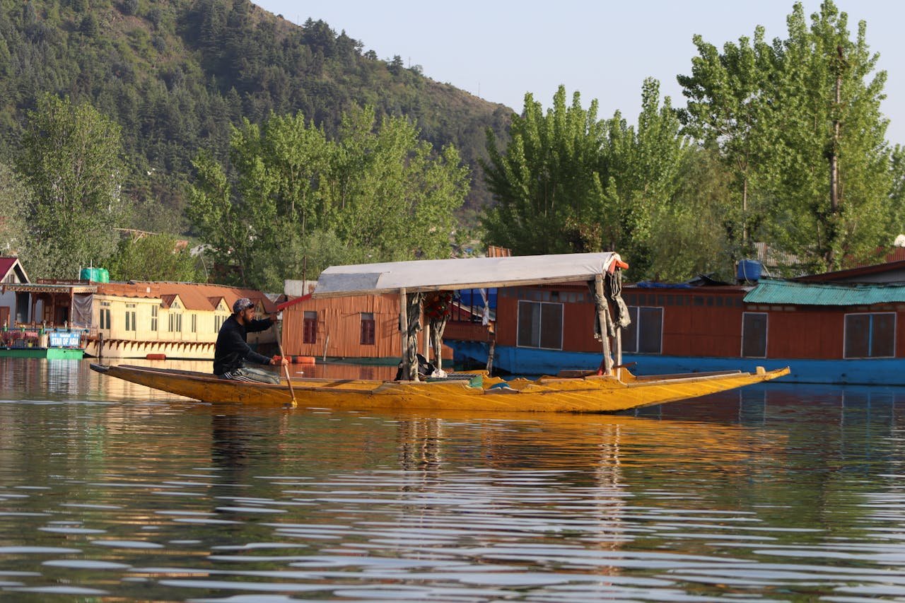 Kashmir_Boat
