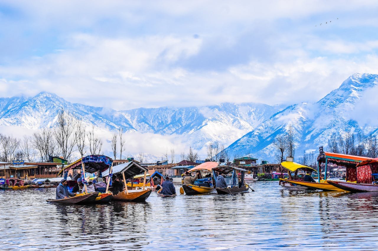 Kashmir_Color_Boats
